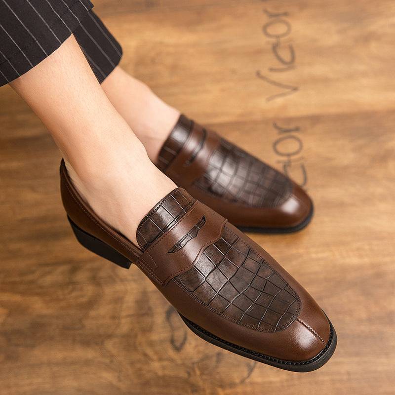 Elegant brown men's pointed leather shoes with dark brown textured upper, perfect for both business and leisure outfits.