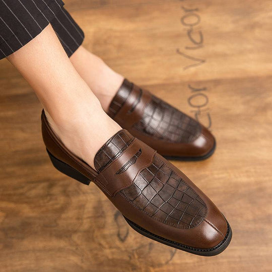Elegant brown men's pointed leather shoes with dark brown textured upper, perfect for both business and leisure outfits.