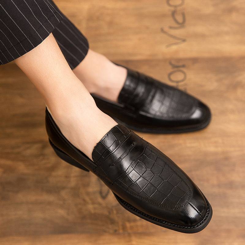 Men's pointed leather shoes in black with crocodile texture, combining British and Korean style for a sleek, formal look.